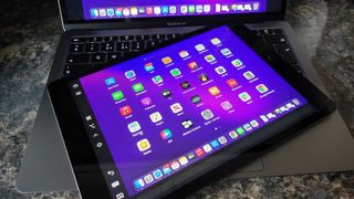 Ekranda macOS'u yansıtan Sidecar uygulamasına sahip iPad