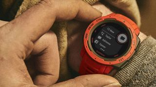 Garmin Instinct saatinde bildirim ayarlarını yapan adam