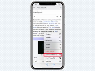 iOS 15'te Safari'de kırmızı bir kutu Sekme grubuna taşı seçeneğini vurguluyor