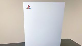 Orijinal PlayStation logosu çıkartmasına sahip PS5 konsolu