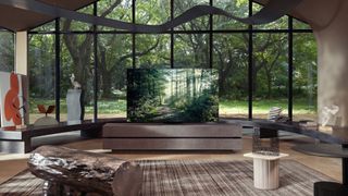 Ekranda ağaçların olduğu modern oturma odasında Samsung TV