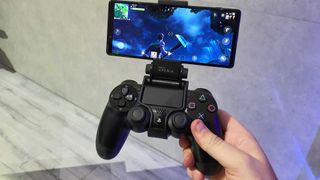 Telefon standı aracılığıyla telefon takılı bir DualShock 4 kontrol cihazı