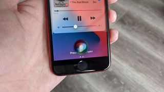 Siri ile AirPods'un sesi nasıl yükseltilir 1. adım: Çalma sırasında "Hey Siri" deyin ve ardından "Sesi artırın"