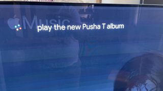 Google TV ile Chromecast'te Apple Music'te "Yeni Pusha T albümünü çal" görülüyor