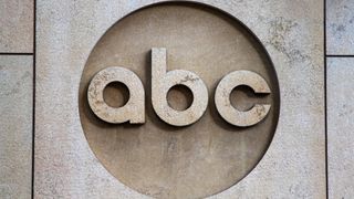 Manhattan'daki ABC ofis binasındaki ABC şirket logosu