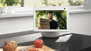 Amazon echo show 10, bir mutfak tezgahında Ring Video Doorbell'den canlı yayın gösteriyor