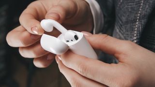 elma airpod'ları şarj kutusundan çıkarılıyor