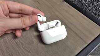 AirPods nasıl daha yüksek sesle yapılır - ses seviyesini kalibre edin 1. adım: AirPods'u bağlayın