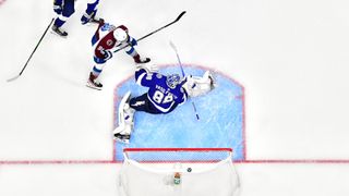 Colorado Avalanche takımından 91 numara Nazem Kadri, Tampa Bay Lightning takımından 88 numara Andrei Vasilevskiy'e gol atıyor