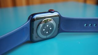 Bir Apple Watch 6'nın arkası