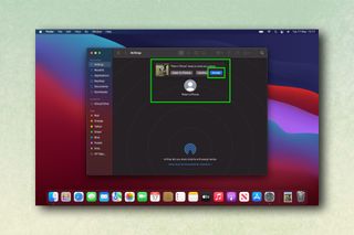 AirDrop kullanılarak görüntülerin iPhone'dan Mac'e nasıl aktarılacağını gösteren ekran görüntüleri