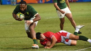 Springboks'tan Lukhanyo Am, Loftus Versfeld'de Güney Afrika ve Galler arasında 2022 Castle Lager Incoming Series'in ilk test maçında Galler'den Louis Rees-Zammit ile karşılaşıyor