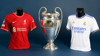 Şampiyonlar Ligi kupasının her iki tarafında Liverpool-Real Madrid formaları