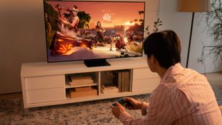 Birisi Samsung Smart TV'de Xbox Cloud Gaming üzerinden Sea of ​​Thieves oynuyor