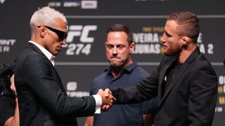 Charles Oliveira ve Justin Gaethje, UFC 274 için düzenlenen basın toplantısında el sıkışırken