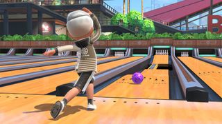 Bir Mii, Nintendo Switch Sports'ta şeridin bir kısmı eksik olan bir parkurda bir bowling topu gönderir.