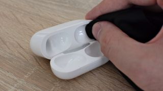 AirPods kasası nasıl temizlenir: Kasanın içini katlanmış kuru bezle temizleyin