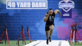 Minnesota'lı defans oyuncusu Antoine Winfield Jr., Lucas Oil Stadyumu'ndaki NFL Combine sırasında 40 yarda atışını yönetiyor