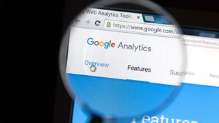 Google Analytics'e büyüteçle bakan biri