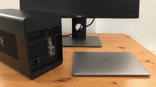 Bir sonraki adım, eGPU'yu MacBook'a bağlamaktır.  Resim kredisi: TechRadar