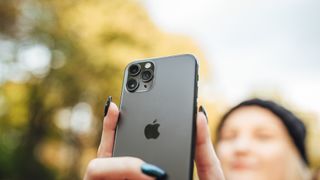 iPhone'da ön kameranın nasıl yansıtılacağını gösteren bir selfie çekmek için kullanılan bir iPhone