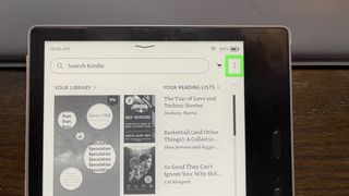 Üç nokta düğmesinin vurgulandığı bir Kindle Oasis.