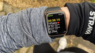 Apple Watch 6'nın koşu istatistiklerini gösteren bir fotoğrafı