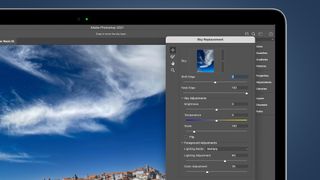 Bir dizüstü bilgisayar ekranındaki Photoshop Sky Değiştirme menüsü