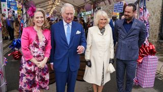 EastEnders Jubilee bölümünde Charles ve Camilla