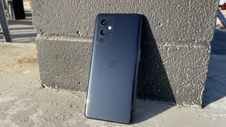 OnePlus 9'un arkası, duvara yaslanmış