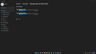 Diğer sürücüler sayfasında kullanılan Windows 11 Depolama'nın iki sürücüyü gösteren ekran görüntüsü