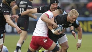 Saracens takımından Vincent Koch, Gallagher Premiership Rugby maçı sırasında Harlequins takımından Matas Jurevicius tarafından durduruluyor.