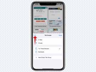 iOS 15'te Safari'de Sekme Grupları menüsündeki Düzenle'de kırmızı bir ok yukarıyı gösteriyor