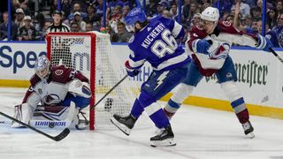 Tampa Bay Lightning'in sağ kanat oyuncusu Nikita Kucherov (86), NHL Hockey Stanley Cup Finalleri sırasında filenin etrafında kayarak bir gol girişiminde bulundu.