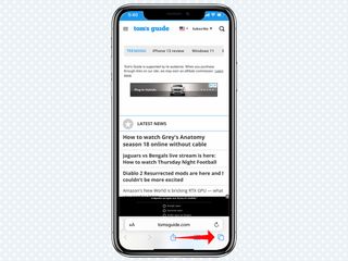 iOS 15'te Safari'nin sağ alt köşesindeki sekme düğmesini gösteren kırmızı bir ok