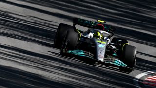 Mercedes'in Lewis Hamilton'ı F1 Britanya GP canlı yayınında yarışıyor