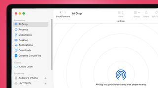 Airdrop'u gösteren bir MacBook ekranı