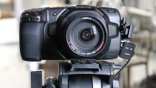 Bir tripod üzerinde Blackmagic Pocket Cinema Camera 4K