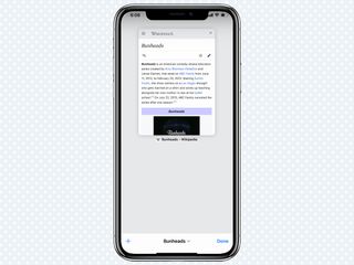 iOS 15'te Safari'de küçük resim görünümünde bir sekme gösteriliyor