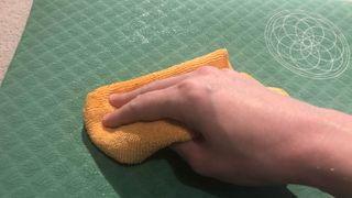 Mikrofiber bezle temizlenen bir yoga matı