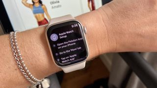 Peloton'a bağlanan Apple Watch 7'nin bir fotoğrafı