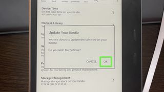 Kindle'ınızı Güncelleyin ekranında "Tamam" vurgulanmış bir Kindle Vahası