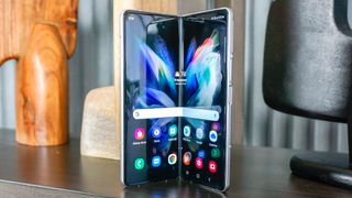 Samsung Galaxy Z Fold 3 açık ve masanın üzerinde duruyor