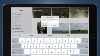 Fotoğraflar uygulamasında yeni bir albüm oluşturma sürecini gösteren bir iPad