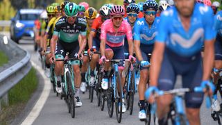 Giro d'Italia'da peleton ve pembe mayo