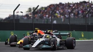 Lewis Hamilton, F1 Avusturya Grand Prix canlı yayınında yarışıyor