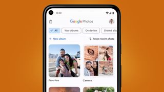 Google Fotoğraflar uygulamasını gösteren bir akıllı telefon ekranı