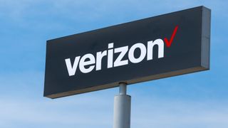 Mavi gökyüzünün önünde gösterilen Verizon logosu