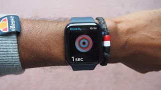 Bir adamın bileğinde Blood Oxygen uygulamasını gösteren Apple Watch 6