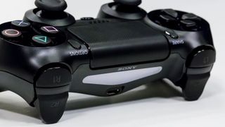 DualShock 4 kontrol cihazının arkası